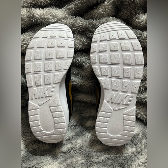 125:Nike Tanjun : Youth Size 7Y: Black / White- Gold - Picture 6 of 8